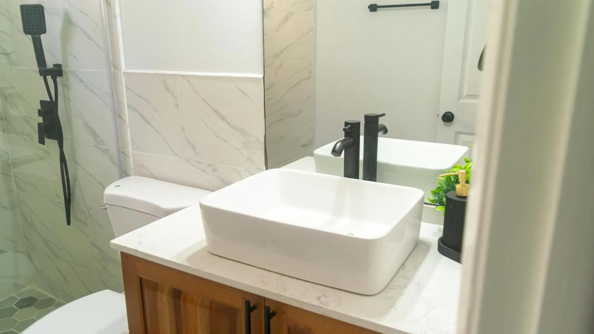 2,3 Or 4 Bd Townhouse Overlooking Kingston