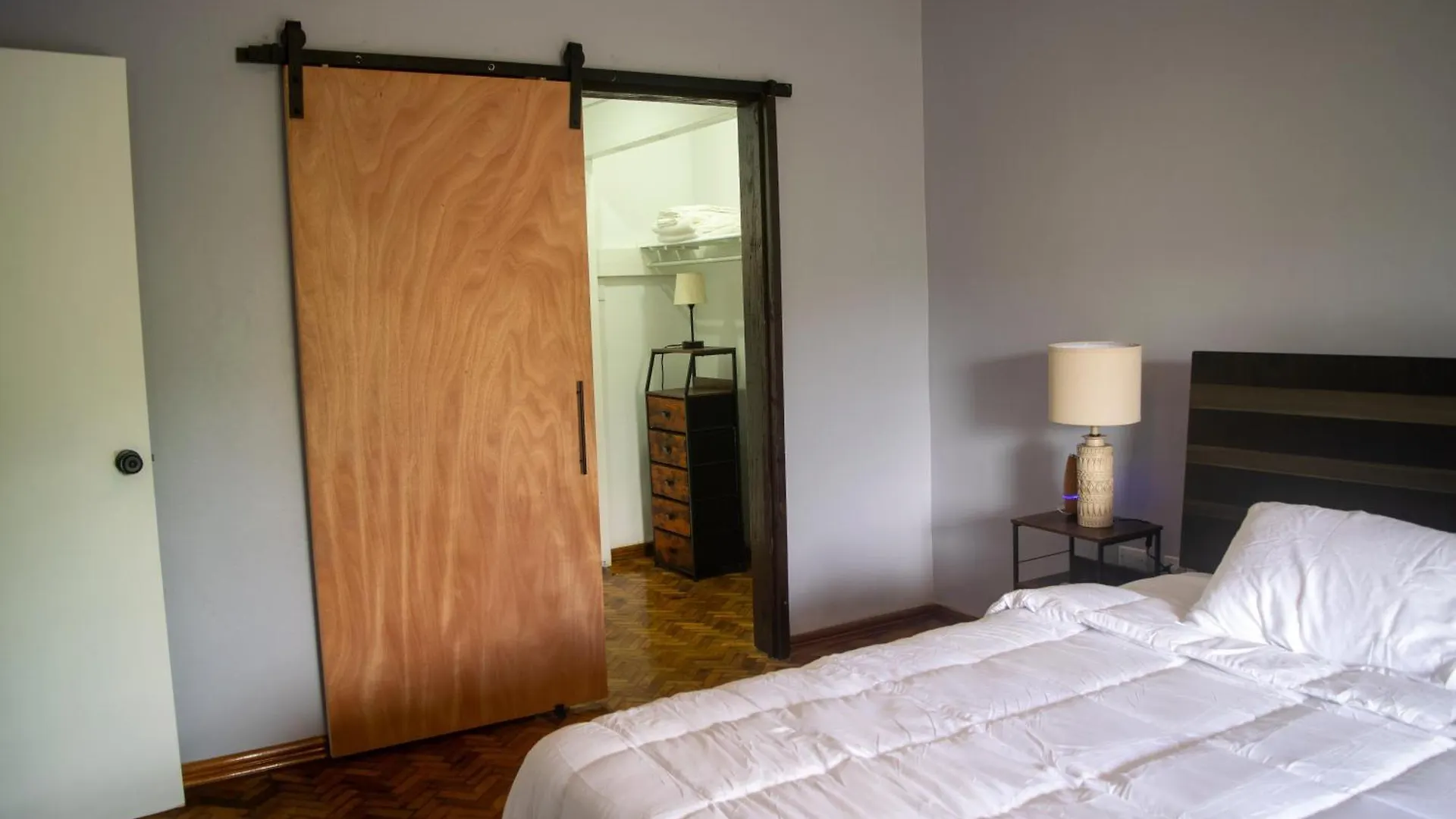 2,3 Or 4 Bd Townhouse Overlooking Kingston Apartmán