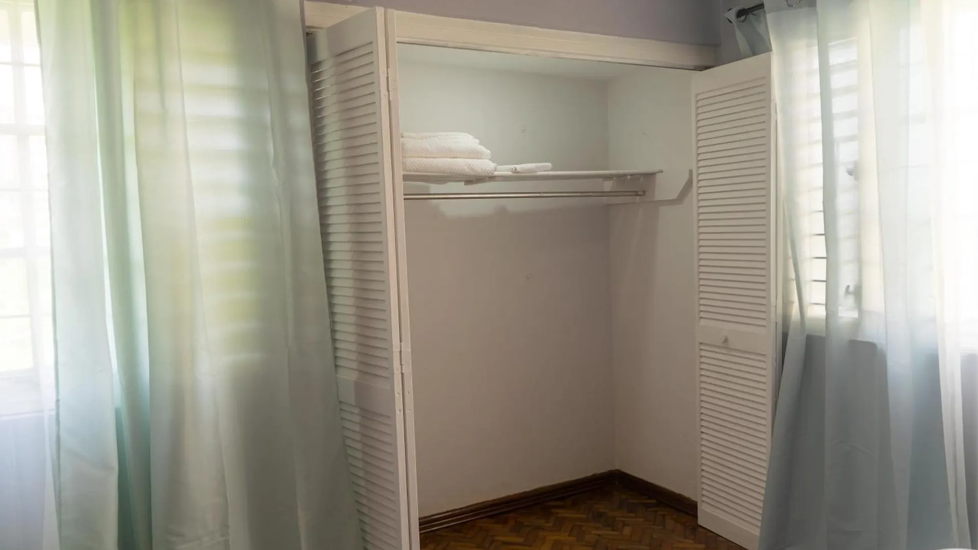 2,3 Or 4 Bd Townhouse Overlooking Kingston 0*,